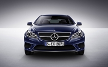 Вид в анфас на синий Mercedes-Benz E-class Coupe